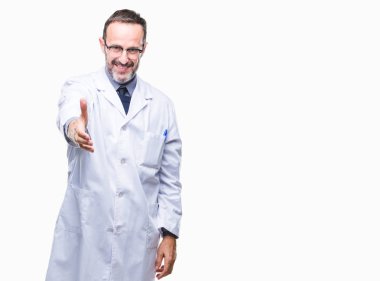 Orta yaş üst düzey ağarmış profesyonel adam giyen beyaz ceket olarak tebrik ve konuksever dost sunan karşılıklı gülümseyen izole arka plan üzerinde. Başarılı iş.