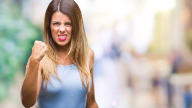 Öfkeli ve sinirli sinirli ve öfke ile bağırarak süre öfkeli yumruk yükselterek izole arka plan üzerinde genç güzel şık iş kadını. Öfke ve agresif kavramı.