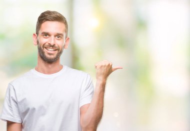 Yakışıklı delikanlı arıyor ve başparmak yanında yukarıyı mutlu yüz ile gülümseyen izole arka plan üzerinde.