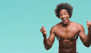 Afro Amerikalı gömleksiz adam çıplak vücut izole arka plan kutlama üzerinde gösterilen şaşırttı ve başarı için kaldırdı kollarını açarak hayret ve gözleri açık. Kazanan kavramı.