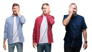 Grup Genç bir göz ile yüz ve sürpriz duygu kendinden emin gülümseme ile el kapsayan beyaz izole arka plan üzerine kolaj.