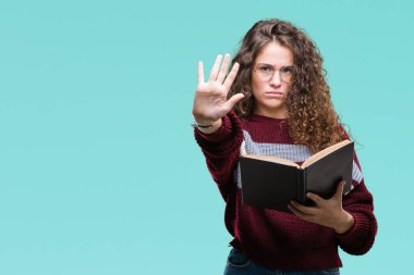 Genç esmer kız ile izole arka plan üzerinde gözlük takan bir kitap okuma dur işareti ile ciddi ve kendine güvenen ifade, savunma hareketi yaparken el açmak