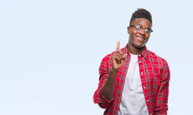 Afrikalı-Amerikalı genç başarılı fikirle parmağı yukarıyı izole arka plan üzerinde. Çıktıktan ve mutlu. Bir numara.