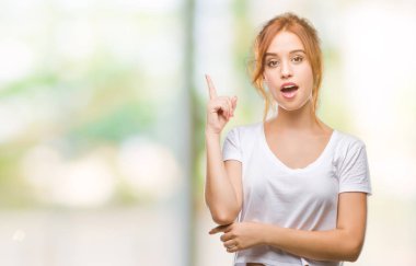 Genç güzel kadın başarılı fikirle parmağı yukarıyı izole arka plan yüzünden. Çıktıktan ve mutlu. Bir numara.