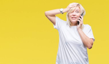 Arama ve Smartphone'da izole arka plan baş, el ile vurguladı üzerinden konuşmak genç güzel sarışın kadın şok utanç ve sürpriz suratla, öfkeli ve sinirli. Korku ve hata için üzgün.