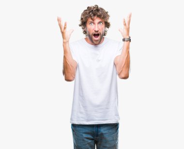 Yakışıklı İspanyol adam deli ve başarı için hayran izole arka plan kutlama üzerinden kaldırdı kollarını açarak model ve heyecanlı çığlık gözleri açık. Kazanan kavramı