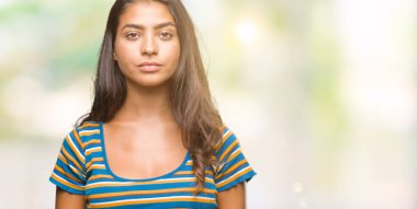 Genç güzel Arap kadın yüzünde ciddi bir ifade ile izole arka plan yüzünden. Basit ve doğal kameraya bakıyor.