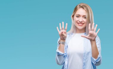 Sarışın genç kadın gösterilen ve parmakları ile işaret izole arka plan üzerinde numara 9 kendinden emin ve mutlu gülümseyerek süre.