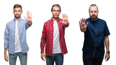 Kolaj bir grup genç adam dur yapıyor beyaz izole arka plan üzerinde şarkı elin avuç ile. Negatif ve ciddi bir jest yüz ifadesiyle uyarı.