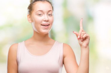 Parmak işaret izole arka plan üzerinde beyaz genç güzel kadın