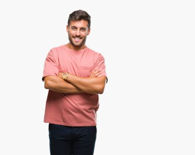 İzole arka plan mutlu yüz çapraz silah kameraya bakarak ile gülümseyen genç yakışıklı adam. Olumlu bir kişi.