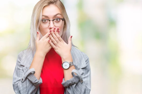 Ung Blond Affärskvinna Bär Mode Jacka Över Isolerade Bakgrund Chockad — Stockfoto