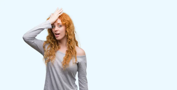 Jeune Rousse Femme Surprise Avec Main Sur Tête Pour Erreur — Photo