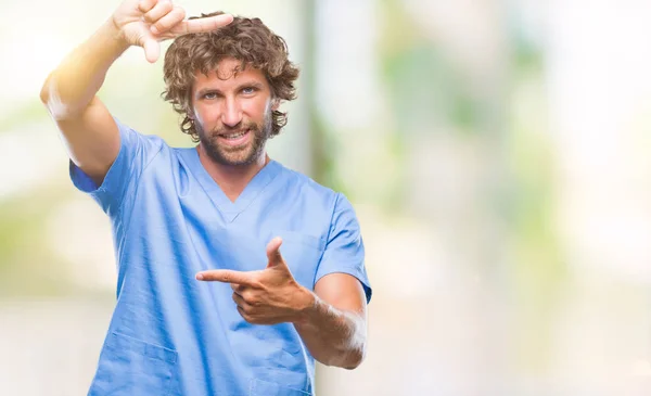 Guapo Médico Cirujano Hispano Sobre Fondo Aislado Sonriendo Haciendo Marco — Foto de Stock