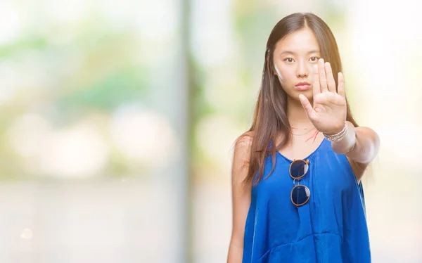 停止を行う分離の背景の上の若いアジア女性を歌う — ストック写真