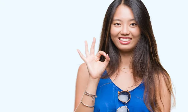 Junge Asiatische Frau Lächelt Und Tut Zeichen — Stockfoto