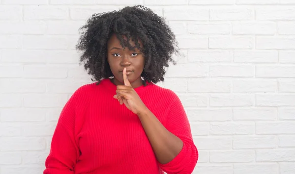 Joven Afroamericano Más Mujer Tamaño Sobre Pared Ladrillo Blanco Pidiendo — Foto de Stock