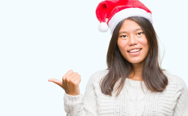 Jeune Femme Asiatique Portant Chapeau Noël Souriant Pointant Vers Côté — Photo