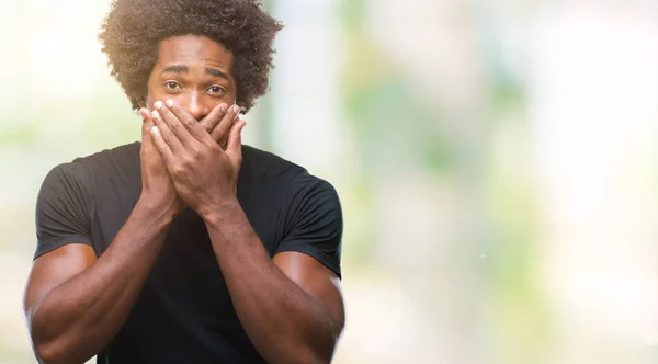 Afro Americano Sobre Fundo Isolado Chocado Cobrindo Boca Com Mãos — Fotografia de Stock