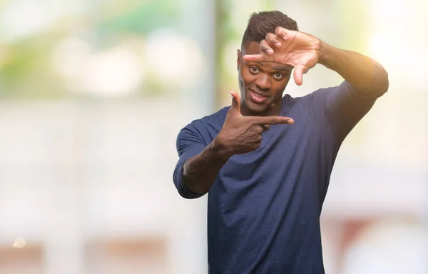 Joven Hombre Afroamericano Sobre Fondo Aislado Sonriendo Haciendo Marco Con — Foto de Stock