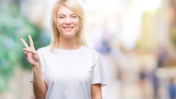 Joven Hermosa Mujer Rubia Con Camiseta Blanca Sobre Fondo Aislado —  Fotos de Stock