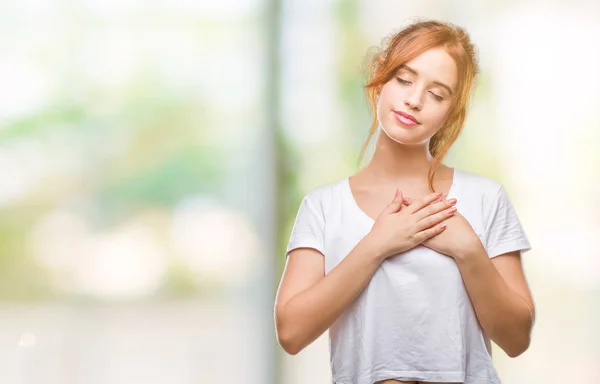 Joven Mujer Hermosa Sobre Fondo Aislado Sonriendo Con Las Manos —  Fotos de Stock