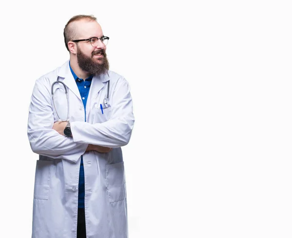笑って見ている側と見つめて離れて思考孤立の背景に医療白衣を着た若い白人医師男 — ストック写真