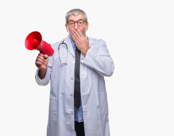 Guapo Médico Alto Rango Gritando Través Megáfono Sobre Fondo Aislado — Foto de Stock