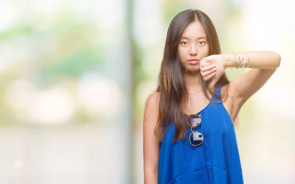 年轻的亚洲妇女在孤立的背景看起来不高兴和愤怒 — 图库照片