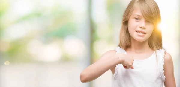 Giovane Bambino Biondo Con Faccia Sorpresa Che Punta Dito Verso — Foto Stock