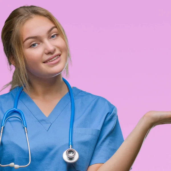 Vrouw Van Jonge Kaukasische Dokter Chirurg Uniform Dragen Geïsoleerde Achtergrond — Stockfoto