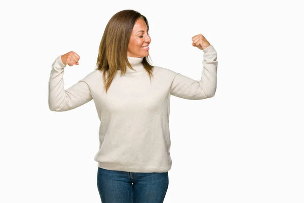 上冬のセーターを着て美しい中年成人女性は 誇りに思って笑顔腕の筋肉を示す背景を隔離しました フィットネスの概念 — ストック写真