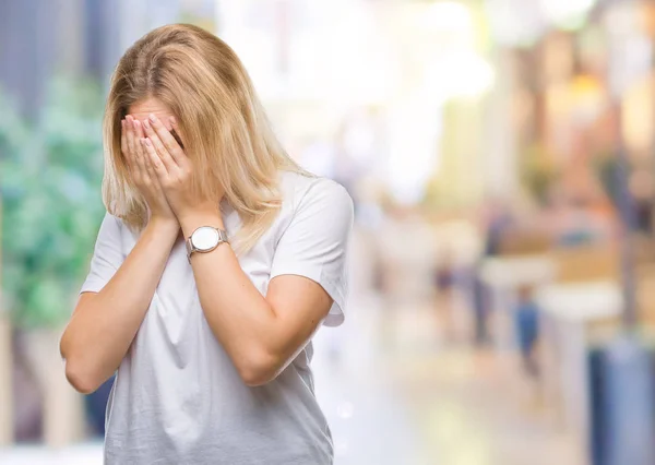 年轻的白种女人在孤立的背景与悲伤的表情覆盖脸与手哭泣时 抑郁症概念 — 图库照片