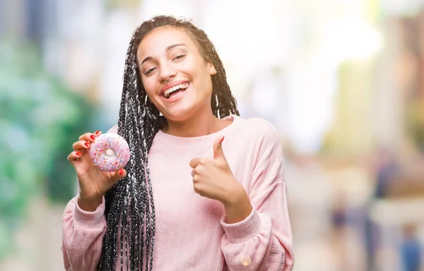Fiatal Afroamerikai Lány Eszik Rózsaszín Fánk Elszigetelt Háttér Boldog Ezzel — Stock Fotó