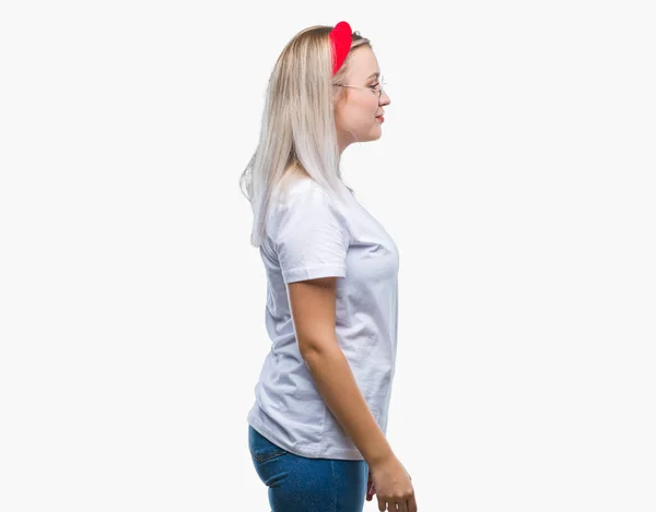 Junge Blonde Frau Trägt Brille Über Isoliertem Hintergrund Zur Seite — Stockfoto