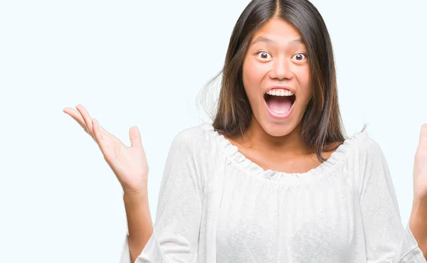 Jovem Mulher Asiática Sobre Isolado Fundo Celebrando Louco Espantado — Fotografia de Stock