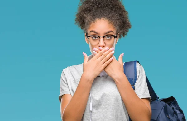 Junge Afroamerikanische Studentin Mit Kopfhörer Und Rucksack Über Isoliertem Hintergrund — Stockfoto