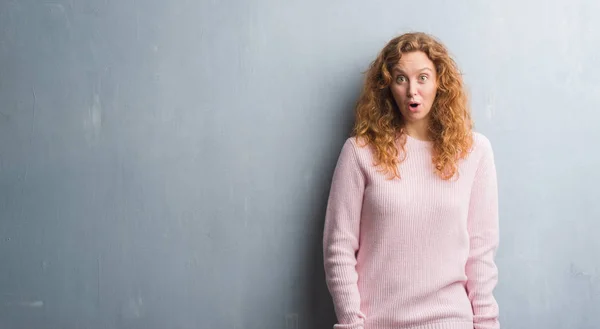 Jonge Roodharige Vrouw Grijs Grunge Muur Dragen Roze Trui Bang — Stockfoto