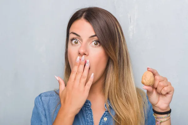 Mujer Adulta Joven Sobre Pared Grunge Gris Mostrando Boca Cubierta — Foto de Stock