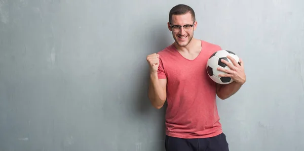 Jeune Homme Caucasien Sur Mur Gris Grunge Tenant Ballon Football — Photo