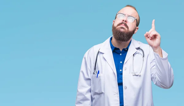 Homem Médico Caucasiano Jovem Vestindo Casaco Branco Médico Sobre Fundo — Fotografia de Stock