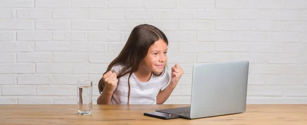 Jovem Garoto Hispânico Sentado Mesa Usando Laptop Computador Gritando Orgulhoso — Fotografia de Stock