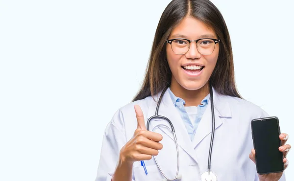 Jovem Asiático Médico Mulher Segurando Smartphone Sobre Isolado Fundo Feliz — Fotografia de Stock