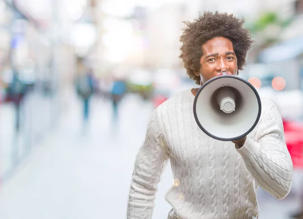 Joven Guapo Afroamericano Negro Gritando Través Megáfono —  Fotos de Stock