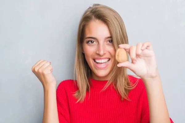 Hermosa Mujer Joven Pie Sobre Pared Gris Grunge Celebración Nogal — Foto de Stock