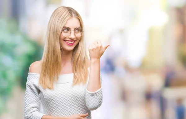 Joven Hermosa Mujer Rubia Con Gafas Sobre Fondo Aislado Sonriendo — Foto de Stock