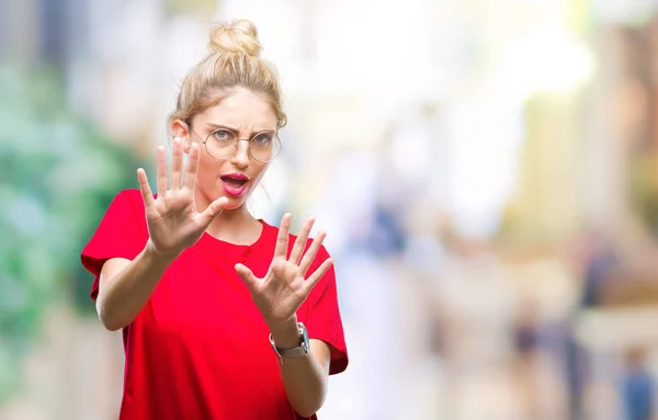 Joven Hermosa Mujer Rubia Vistiendo Camiseta Roja Gafas Sobre Fondo — Foto de Stock