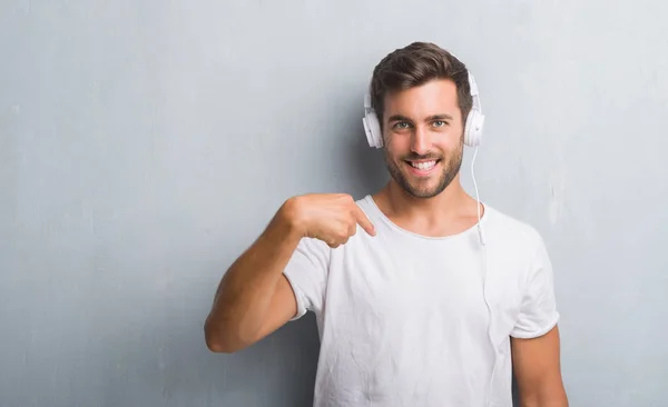 Schöner Junger Mann Über Grauer Grunge Wand Mit Kopfhörern Der — Stockfoto