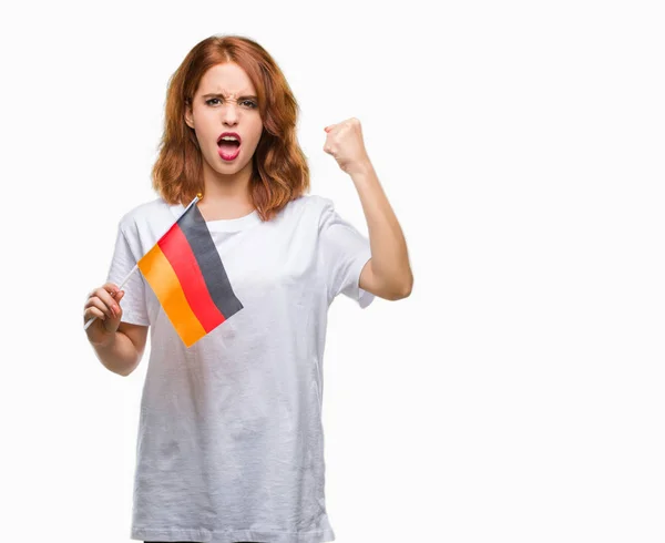 年轻美丽的妇女拿着旗子德国在孤立的背景恼怒和沮丧的呼喊以愤怒 疯狂和咆哮用举起的手 愤怒概念 — 图库照片