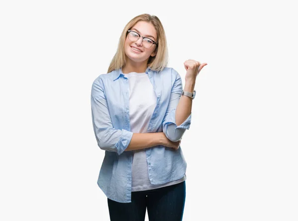 Jovem Mulher Negócios Caucasiana Vestindo Óculos Sobre Fundo Isolado Sorrindo — Fotografia de Stock